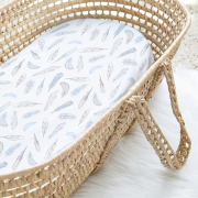 Bamboo Moses basket sheet - Heavenly feathers