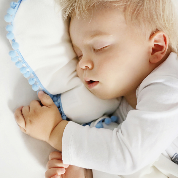 Pompom bamboo baby pillow Heavenly feathers