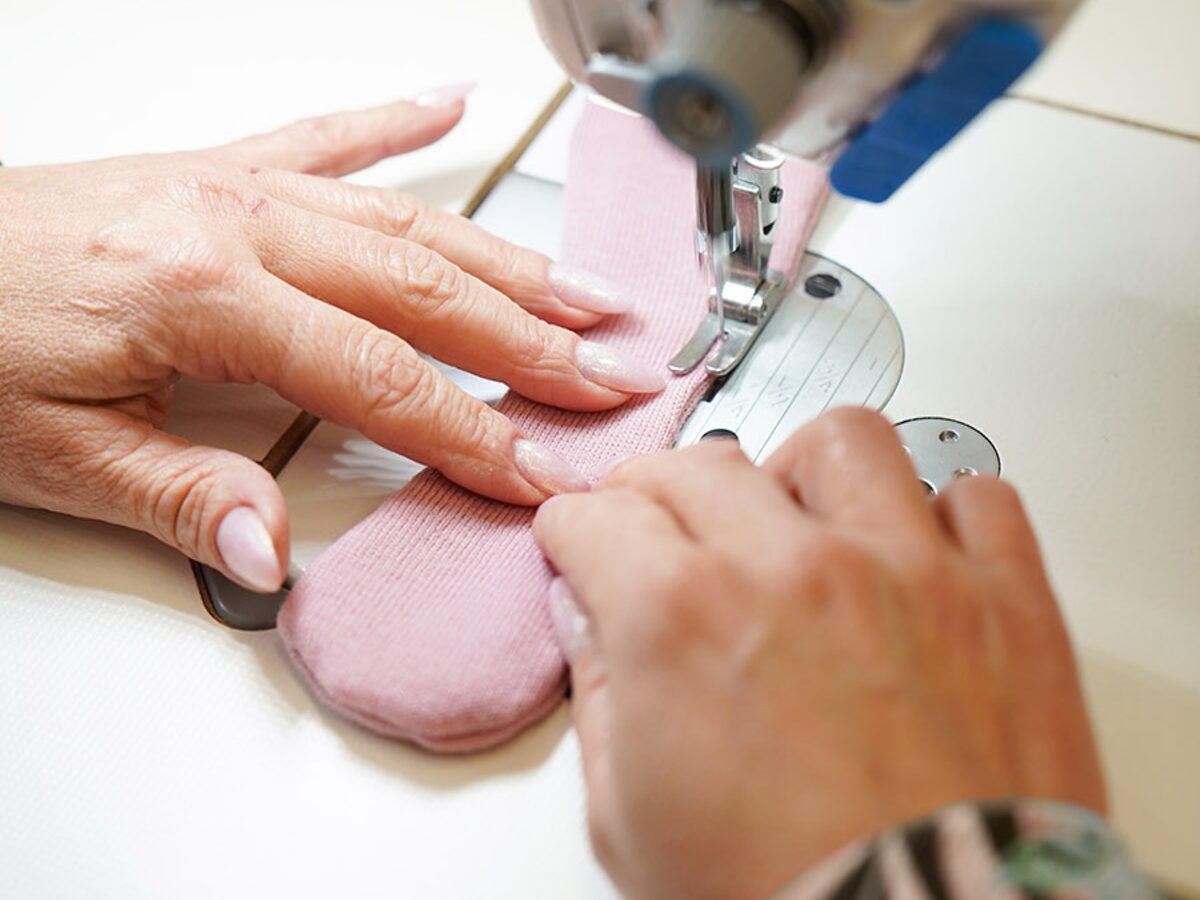 Szycie detalu produktu dla dziecka w pracowni MAYLILY