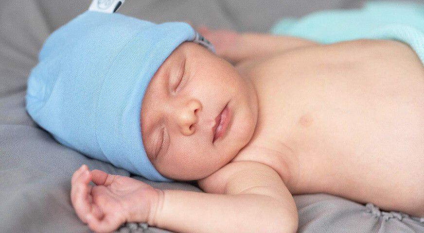 Jak wybrać czapkę dla noworodka? Porady neonatologa