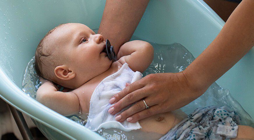 Kąpiel niemowlaka krok po kroku. Jak często kąpać niemowlę?