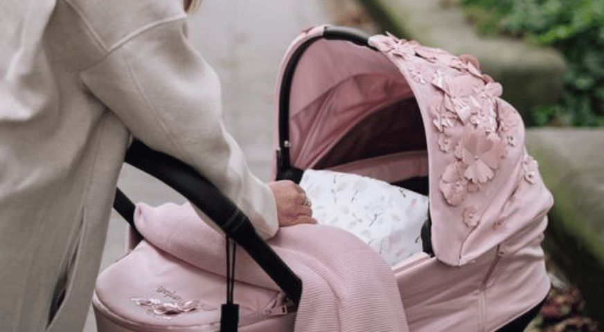 Wiosenny spacer z noworodkiem – jak ubrać maluszka?