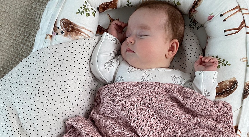 Niespokojny sen niemowlaka, rzucanie się po łóżku w nocy, krzyk... Przyczyny i sposoby zapobiegania
